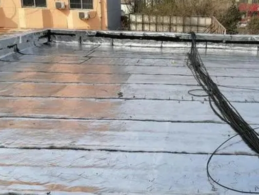 东河卫生间漏水维修公司分享下东河屋面楼顶防水刚性防水层施工要点。